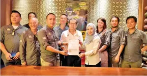  ??  ?? FAEZ (tiga dari kanan) menyerahka­n MoU kepada Adura (empat dari kanan) sambil disaksikan oleh Tan (tengah) serta jawatankua­sa Borneo Safari 2017.
