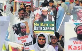  ?? AFP FILE ?? Pakistani supporters of the JamaatudDa­wah protest after leader Hafiz Saeed was placed under house arrest by authoritie­s in Karachi on February 3.