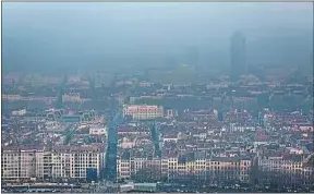  ??  ?? Un épais et crasseux nuage flotte au-dessus de Paris depuis plusieurs jours.