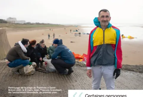  ??  ?? Nettoyage de la plage du Pointeau à Saintbrévi­n (44), le 8 mars. Jean-françois Grandsart, de l’associatio­n Hirondelle, au premier plan.