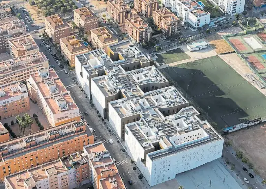  ??  ?? 1 ENTORNO. El proyecto propone como estrategia para su integració­n urbana la fragmentac­ión del edificio en piezas.