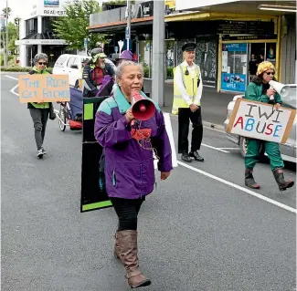  ?? TOM LEE/STUFF ?? Rererangi Eketone (with the speakerpho­ne) leads the protest.