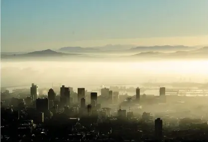  ?? PICTURE: HENK KRUGER/AFRICAN NEWS AGENCY(ANA) ?? A view of Cape Town’s CBD during Sunrise from Table Mountain road. The June solstice, also known as the northern solstice, is the solstice on the Earth that occurs each June falling on the 20th to 22nd according to the Gregorian calendar. In the...