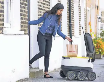  ?? FOTO: JOHN PHILLIPS ?? Die Zukunft hat begonnen. Bald könnten sie zum Alltag gehören – Fahrzeugro­boter, die Pakete und Waren autonom nach Hause liefern.