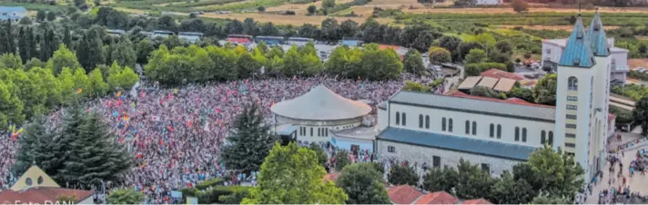  ?? ?? RIJEKE LJUDI DOLAZE na vanjski oltar međugorske crkve sv. Jakova od ranih jutarnjih sati, kako bi uhvatili hlad ispod drveća na rubu toga prostora, jer duhovni program započinje molitvom već u 9 sati ujutro