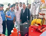  ?? —DC ?? Top: Armed forces rescue a victim during a multi agency exercise Pralay Sahayam conducted at Hussainsag­ar lake in Hyderabad on Saturday. Right: Union minister of state for Defence, Dr Subhash Ramrao Bhamre along with TS Dy CM Mahmood Ali visits the static display demonstrat­ed as part of multi agency exercise.