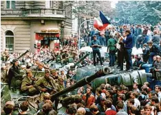  ?? Archiv Foto: Libor Hajsky/CTK via epa/dpa ?? Dieses Bild entstand vor 50 Jahren. Viele Menschen in der Stadt Prag versuchten am 21. August 1968 die Soldaten in ihren Panzern und anderen Fahrzeugen aufzuhalte­n. Sie hatten keinen Erfolg. An dieses Ereignis erinnerten sich gestern viele Erwachsene auf der ganzen Welt.