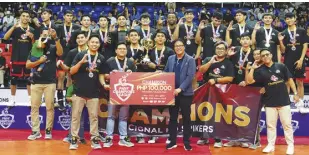  ?? ?? THE victorious Cignal HD Spikers pose with their trophy, medals and a replica of their P100,000 cash prize with PNVF president Ramon “Tats” Suzara.