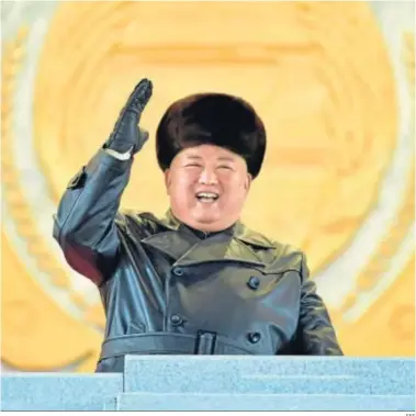  ?? EFE ?? Imagen ofrecida por la agencia estatal KCNA de Kim Jong-un durante el desfile.