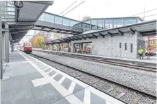  ?? FOTO: CHRISTIAN FLEMMING ?? In gut fünf Wochen geht der neue Bahnhof in Reutin in Betrieb. Im Endspurt verspricht die Bahn AG eine pünktliche Fertigstel­lung.