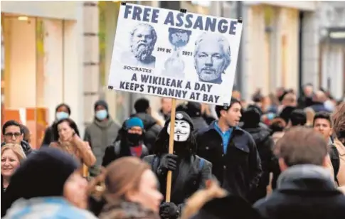  ?? // AFP ?? Manifestan­tes piden la liberación de Julian Assange en Oxford Street, en pleno centro de Londres