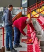  ?? FOTO WAS ?? Enkele medewerker­s verwijdere­n de zitjes op de hoofdtribu­ne, die weldra tegen de grond gaat.