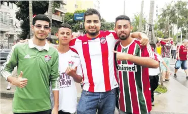  ?? WILLIAM GONZÁLEZ ?? El guajiro José Vergara, hincha de Junior, con tres torcedores del Fluminense, en las afueras del Maracaná.