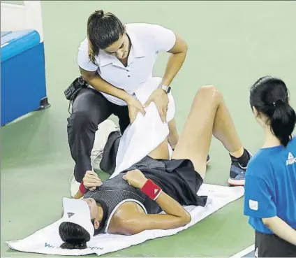  ?? FOTO: GETTY ?? Garbiñe Muguruza recibió atención de la fisioterap­euta en el primer set. Le aplicó un vendaje en el muslo izquierdo tras los masajes