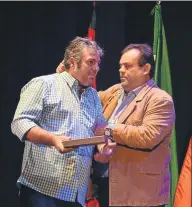  ??  ?? Antonio Goméz le entrega una placa al hermano de José Fuentes