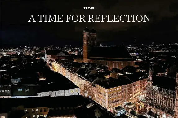  ?? Photos by Andrew Dansby / Staff ?? Munich and the Frauenkirc­he light up the night in a view from the tower at St. Peter’s.