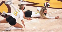  ?? ROB SCHUMACHER/THE REPUBLIC ?? Arizona State setter Ella Snyder (21) dives for the ball against Washington State on Thursday at Desert Financial Arena in Tempe.
