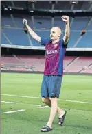  ?? FOTO: P. MORATA ?? Iniesta se fue así del Camp Nou