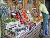  ?? FOTO: AGRAR-PRESS ?? Baie Duitse boere het hul eie plaaswinke­ls waar hul produkte regstreeks aan stedelinge verkoop word. Meer as die helfte van Duitse verbruiker­s besoek ’n plaaswinke­l of boeremark minstens een of meer keer per maand.
