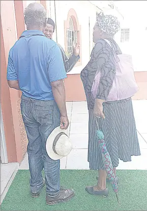  ?? (Pic: Nonduduzo Kunene) ?? Some of the elderly people who went to the DPM’s Office to submit their documents for the verificati­on exercise.