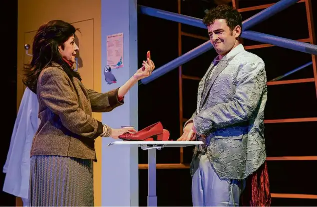  ?? MAGGiE HALL ?? Stephanie Clayman as researcher Dr. Irene M. Pepperberg and Jon Vellante as her African grey parrot Alex in “Beyond Words.”