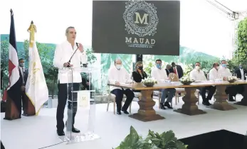  ?? FUENTE EXTERNA ?? El presidente de la República, Luis Abinader, junto a otros ejecutivos, se dirige al público sobre el proyecto del Mauad Hotel Boutique, ayer.