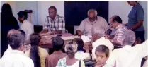  ??  ?? Fr. Glen Fernando together with volunteers in conversati­on with leprosy patients