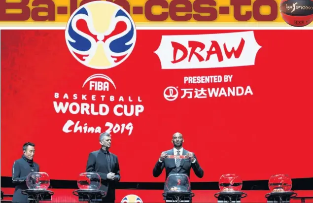  ??  ?? MANO INOCENTE. Kobe Bryant, exjugador de Los Angeles Lakers, fue el encargado de sacar las bolas que configurar­on la primera fase del Mundial de China 2019.