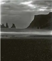  ??  ?? Zweimal Island in schwarzwei­ß: als Fotografie des Augsburger­s Christof Rehm (links) und als Acryl-gemälde des Documentak­ünstlers Werner Knaupp.