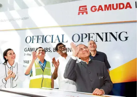  ??  ?? Looking great: Dr Mahathir visiting the Gamuda IBS launch at Banting in Kuala Langat. With him are (from left) Raja Eleena, Mohd Anuar, Dr Xavier and Lin.