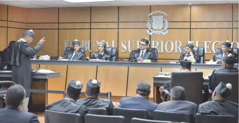  ?? EDWARD ROUSTAND ?? El abogado Fredermido Ferreras Díaz defiende el recurso en la audiencia del Tribunal Superior Electoral.