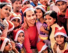  ??  ?? Varun spent Christmas with underprivi­leged kids