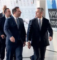  ?? (© OTAN) ?? Photo ci-contre :
Le Premier ministre de la République de Macédoine du Nord, Oliver Spasovski, est reçu à l’OTAN, le 18 février 2020. L’adhésion à l’OTAN de ce petit pays a été rendue possible par la résolution en juin 2018 de son différend avec la Grèce, qui bloquait jusque-là sa candidatur­e. Skopje devrait ainsi devenir en 2020 le 30e membre de l’Organisati­on.
