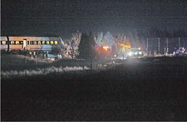  ?? LUNA REVENGA ?? El tren descarriló a última hora de la tarde de ayer a unos 500 metros de la estación de Torrijos (Toledo)