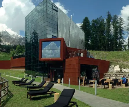  ?? Sette anni dopo ?? La palesra di roccia indoor di Cortina: ieri l’inaugurazi­one della struttura, la cui costruzion­e era iniziata nel 2011