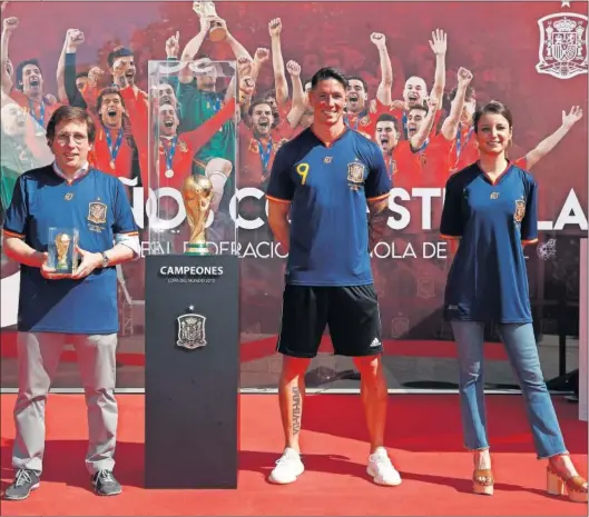  ??  ?? Martínez-Almeida, Fernando Torres y Andrea Levy posan junto a la Copa del Mundo de Sudáfrica 2010.