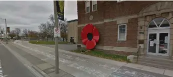  ?? GOOGLE MAPS ?? A guard rail between a Lakeshore Blvd. W. and the trail could have prevented the accident, a cycling advocate said.