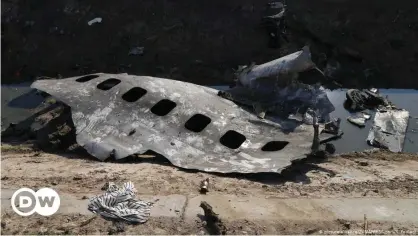  ??  ?? Imagen de los restos del avión abatido en Irán.