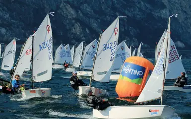  ??  ?? Garda optimist I baby velisti in competizio­ne sul lago di Garda. Quest’anno la competizio­ne è arrivata alla trentacinq­uesima edizione