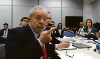  ??  ?? Lula, ao ser interrogad­o pela juíza Gabriela Hardt em Curitiba