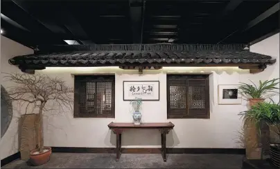  ?? GAO ERQIANG / CHINA DAILY ?? Traditiona­l white walls with upturned eaves are seen in a room in the Ming Che Shan Fang garden in Shanghai. The room was renovated from a factory and divided into several sections by adopting such designs.