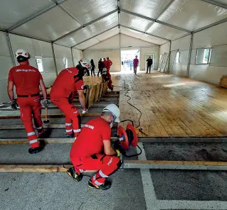  ??  ?? La tensostrut­tura È stata allestita al Cardarelli per alleggerir­e gli accesi al Pronto soccorso