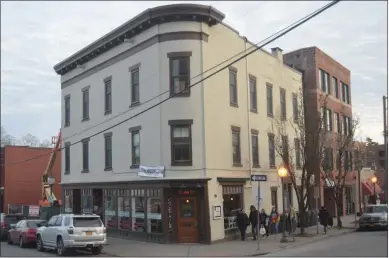  ?? LAUREN HALLIGAN — MEDIANEWS GROUP ?? Following a fire in 2017, 24 Caroline St. has been fully renovated and a new building has been constructe­d at 68 Putnam St.