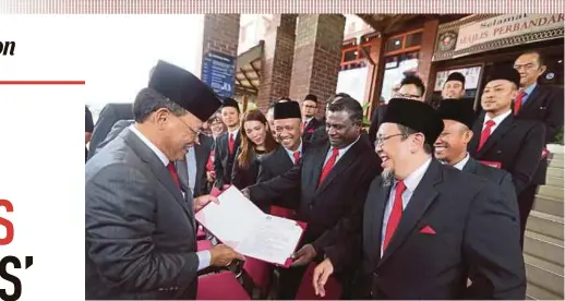  ?? PIC BY MOHD AZREN JAMALUDIN ?? Johor Menteri Besar Datuk Osman Sapian (left) sharing a light moment with local councillor­s in Kulai yesterday.