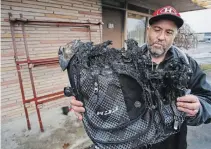  ?? CLIFFORD SKARSTEDT EXAMINER ?? Resident Jerry Ellis looks at the charred remains of a backpack outside the Trentwinds Motel following a fire.