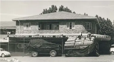  ??  ?? Die eerste Bonnox-winkel in Valhalla, Centurion, in 1964. Dié gebou bestaan steeds, maar die maatskappy het intussen na ’n groter standplaas en fabriek in Sunderland Ridge verhuis.