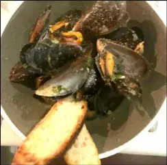  ?? ?? Cozze al limone – mussels cooked with garlic and lemon, black pepper in a white wine sauce (£9.95)