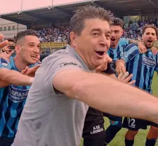  ?? CARDINI ?? In festa Luciano Foschi, 55 anni, dopo la vittoria contro il Foggia