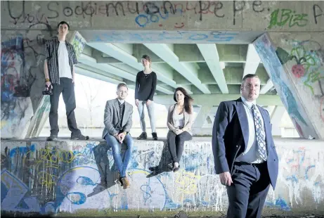  ?? JULIE JOCSAK/POSTMEDIA NETWORK ?? Niagara College students, at right, John Moore, a recovering fentanyl addict and aspiring filmmaker is photograph­ed with his crew, from left, Adam Renkema, broadcast student, Ethan Morneau, broadcast student, Petra Lane, broadcast student and Desiree...