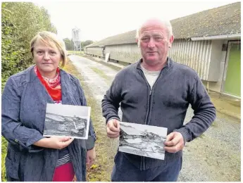  ??  ?? Monique et Georges tenant les premières photos de leur poulailler dévasté prises par un voisin et reconstrui­t depuis, derrière eux.